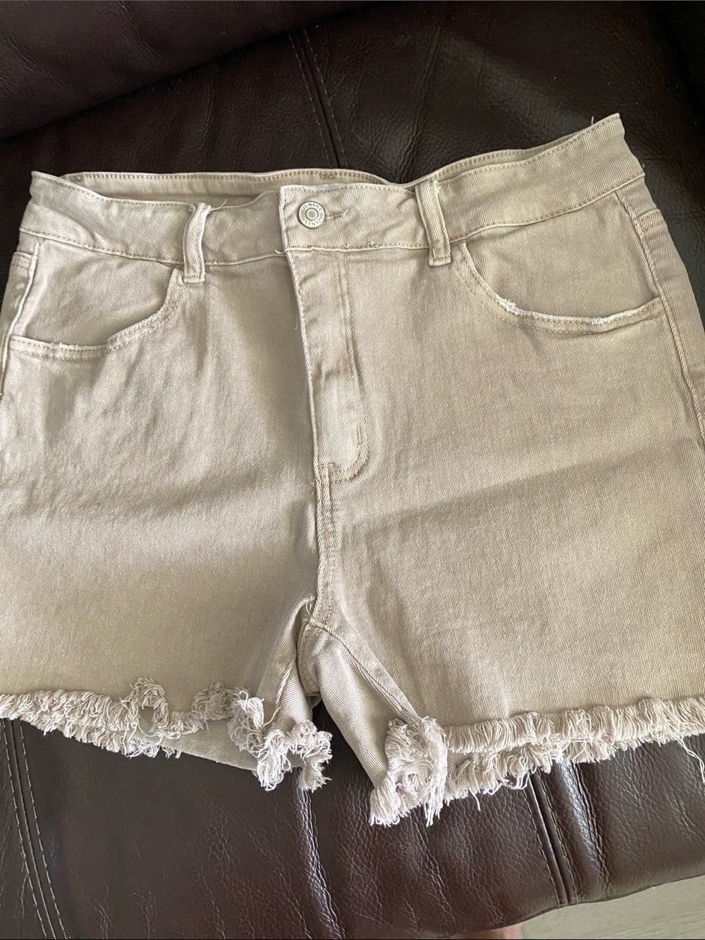 Zenana Women’s Frayed Hem High-Rise Shorts - Cream